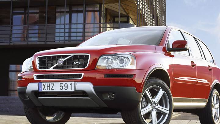 2009 Volvo XC90 Front Pose Outside the Building